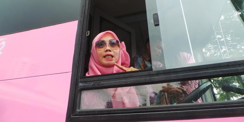 Pengemudi transjakarta pinky, Dahlia. Dahlia mengendarai bus transjakarta khusus perempuan. 