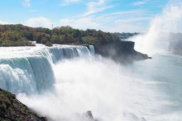 Niagara merupakan air terjun yang sangat lebar. Sebagian Niagara berada di wilayah Amerika dan selebihnya di Kanada.