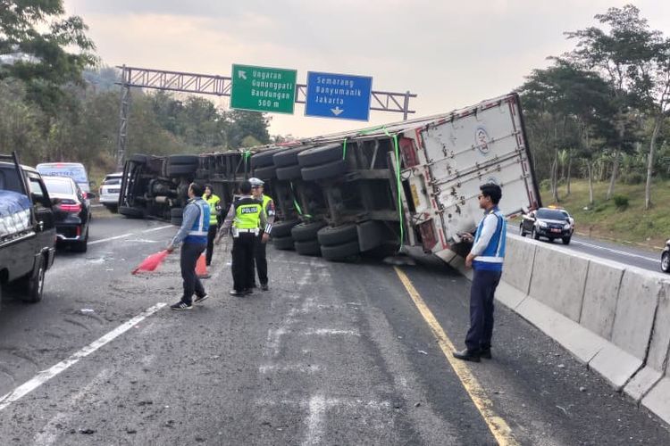 Truk Kontainer Terguling Hingga Tutup Jalan, Tol Solo-Semarang di Ungaran Macet