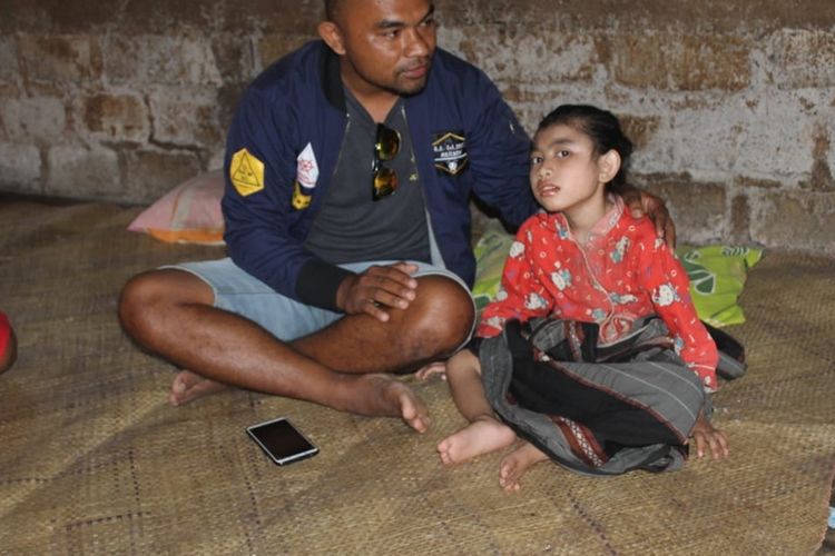 Karolina Krisa Niken (8), seorang anak perempuan asal kampung Wesang, Desa Compang Wesang, Kecamatan Poco Ranaka, Kabupaten Manggarai Timur, NTT menderita lumpuh layu sejak lahirnya, Rabu (21/8/2019).