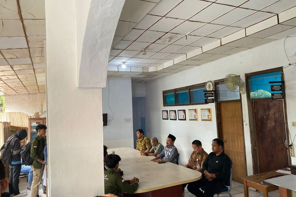 Sejumlah Komisioner dan Sekretaris KPU Lebak menemui sekelompok mahasiswa yang mendesak pengembalian uang pungutan petugas Ad Hoc, Jumat (31/3/2023).