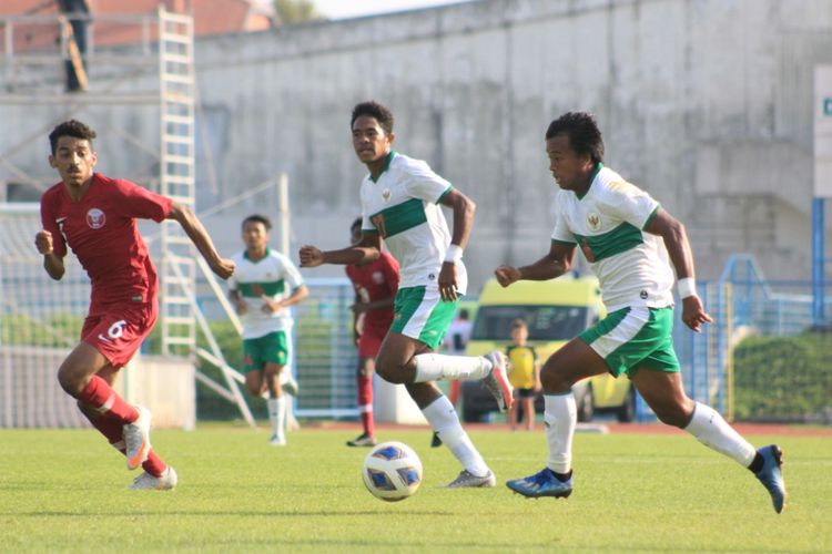 Penyerang timnas u19 Indonesia, Mochammad Supryadi (kanan) menggiring bola dalam laga timnas U19 Indonesia vs Qatar di Kroasia.