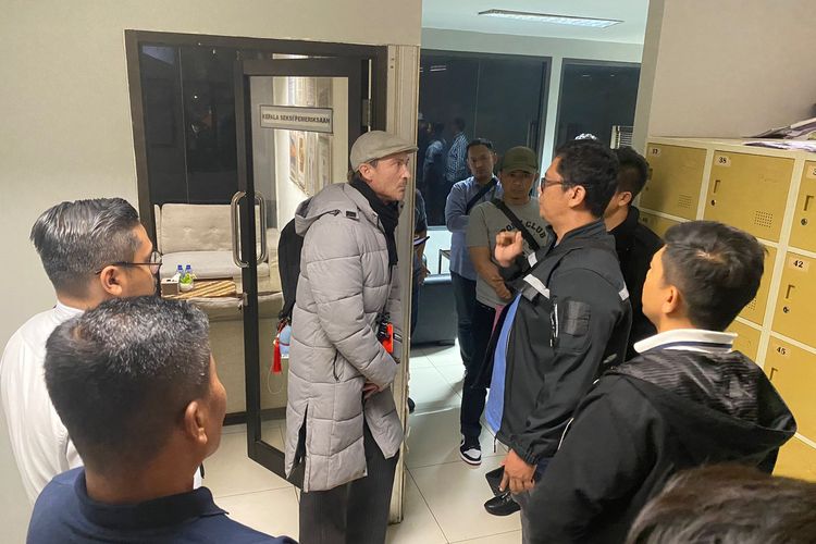 WNA Australia saat diamankan usai meludahi imam masjid di Bandung. 