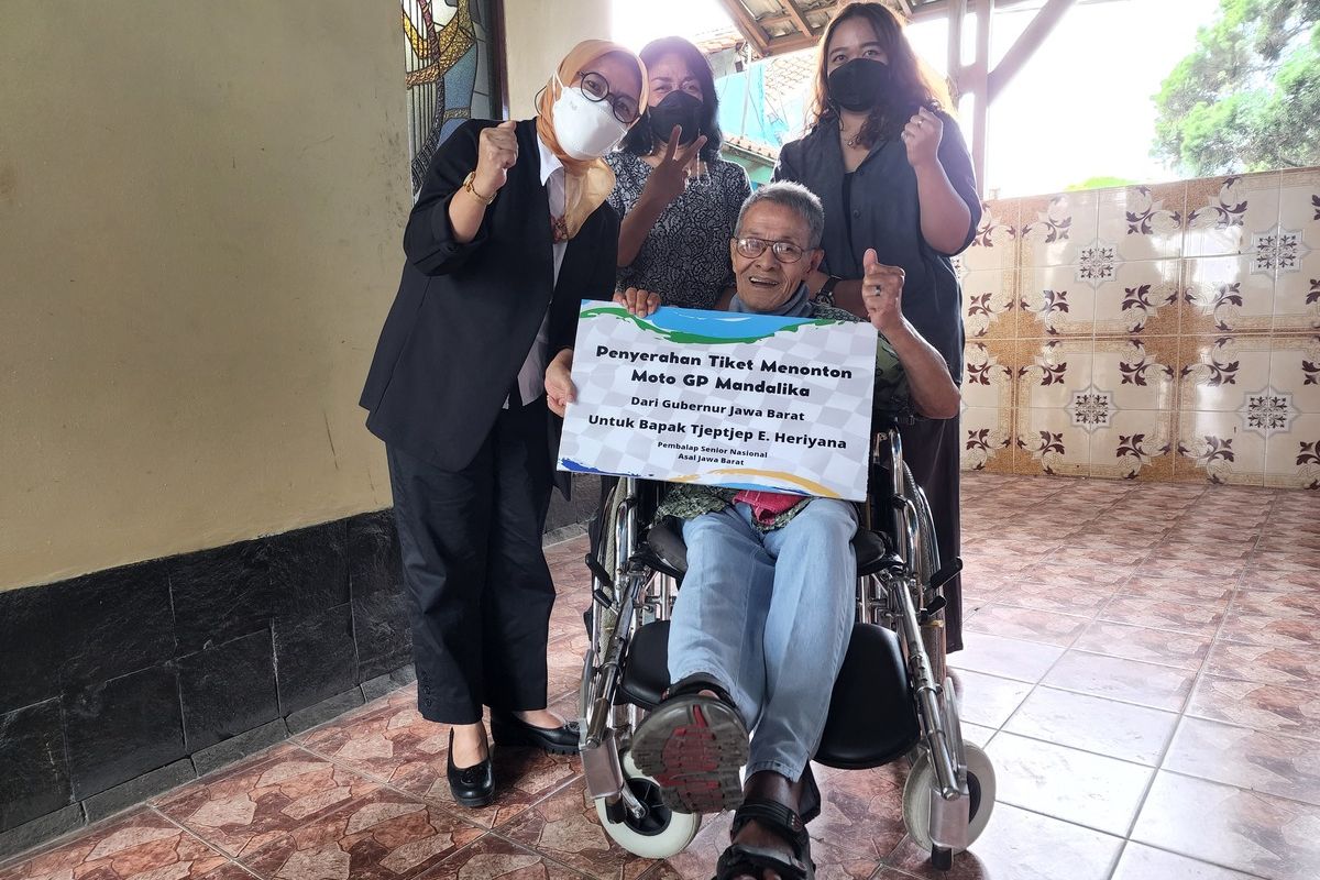 Asisten Daerah Bidang Pemerintahan, Hukum dan Kesejahteraan Sosial Pemprov Jabar, Dewi Sartika saat memberikan hadiah tiket nonton Moto GP kepada mantan pebalap nasional Tjetjep Heriyana di kawasan Cimahi, Jawa Barat, Rabu (16/3/2022) kemarin.