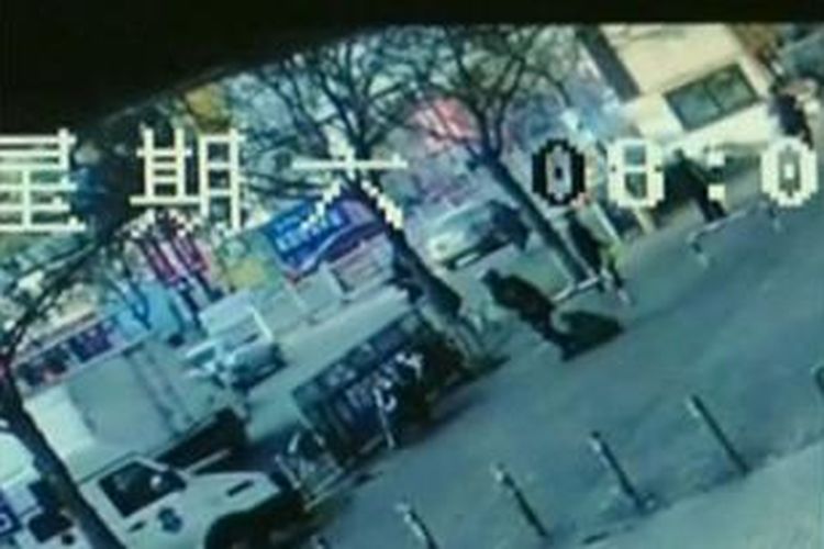 Foto yang diambil dari rekaman CCTV ini memperlihatkan seorang pria yang berusaha mengangkut sebuah karung berisi uang yang dirampoknya dari sebuah bank di sebuah kota di China. Akibat karung uang itu terlalu berat, perampok itu dengan mudah dibekuk polisi.