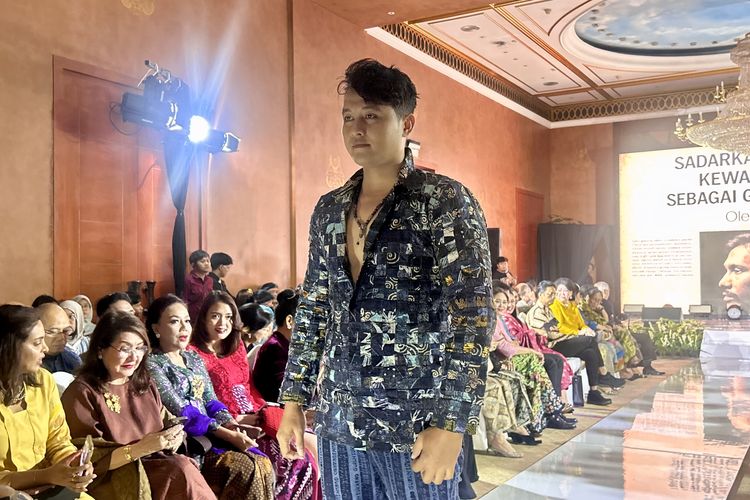 Koleksi busana wastra batik dan perca karya Guruh Soekarnoputra dalam Pergelaran Wastra: Karya Cipta Guruh Soekarnoputra, di The Dharmawangsa, Jakarta Selatan, Jumat (10/10/2025).