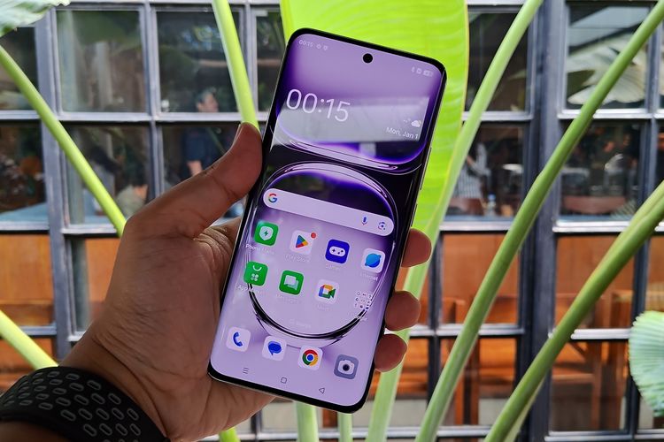 Oppo Reno 12 memiliki layar AMOLED yang cukup lega dengan luas 6,7 inci dan resolusi Full HD Plus.

Ketika dipakai untuk menonton film atau melihat konten di peramban (browser) internet, layar ponsel ini mampu memuat segalanya dalam satu tampilan.