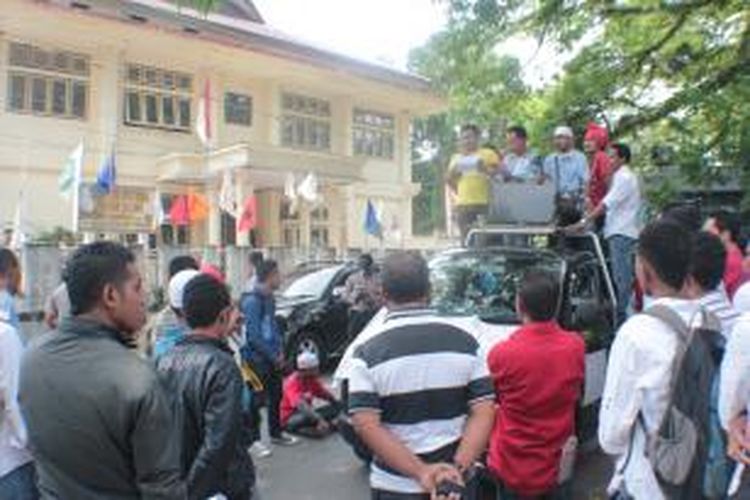 Para pendukung pasangan calon gubernur Herman Koedoeboen-Daud Sangadji (Mandat) berunjuk rasa di depan kantor KPU Maluku di Kota Ambon, Senin (18/11/2013).