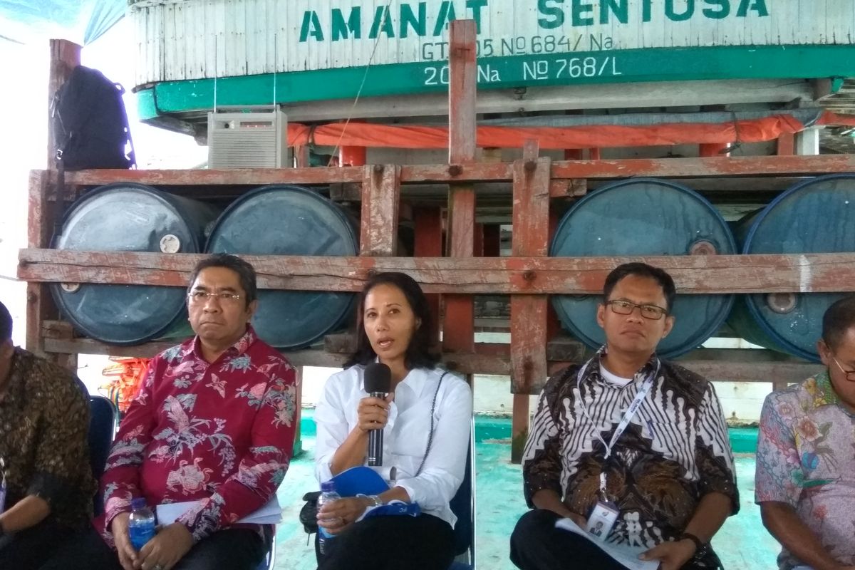 Menteri Badan Usaha Milik Negara (BUMN) Rini Soemarno bersama jajaran deputi melakukan konferensi pers di Jakarta, Jumat (3/3/2017).