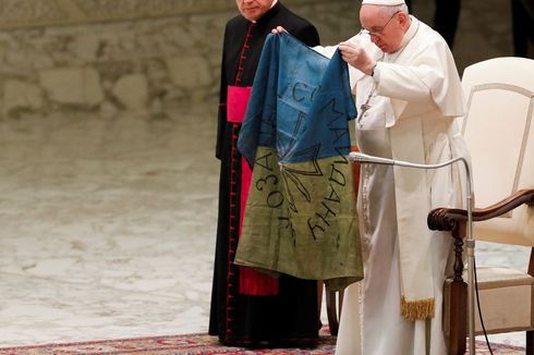 Paus Fransiskus Cium Bendera Ukraina Sembari Mengutuk Pembantaian di Bucha