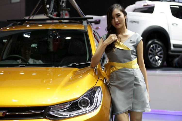 Sales promotion girl berpose di samping generasi terbaru Chevrolet Trax saat ajang Indonesia International Motor Show (IIMS) 2017 di JI Expo, Kemayoran, Jakarta, Jumat (28/4/2017).