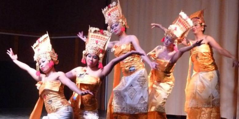 Penampilan ibu-ibu Indonesia membawakan Tari Rejang dalam acara Spectacle de danse Indonesie di Versailles, 30 km dari Paris, Minggu (11/1/2015).