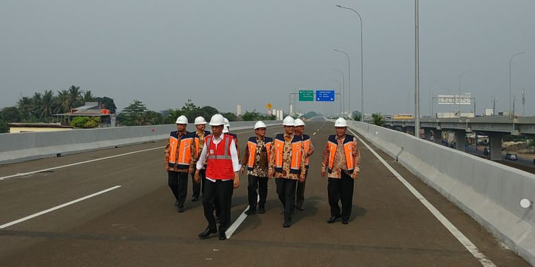 Presiden Joko Widodo meresmikan tol Bekasi-Cawang-Kampung Melayu di Jakarta Timur, Jumat (3/11/2017)