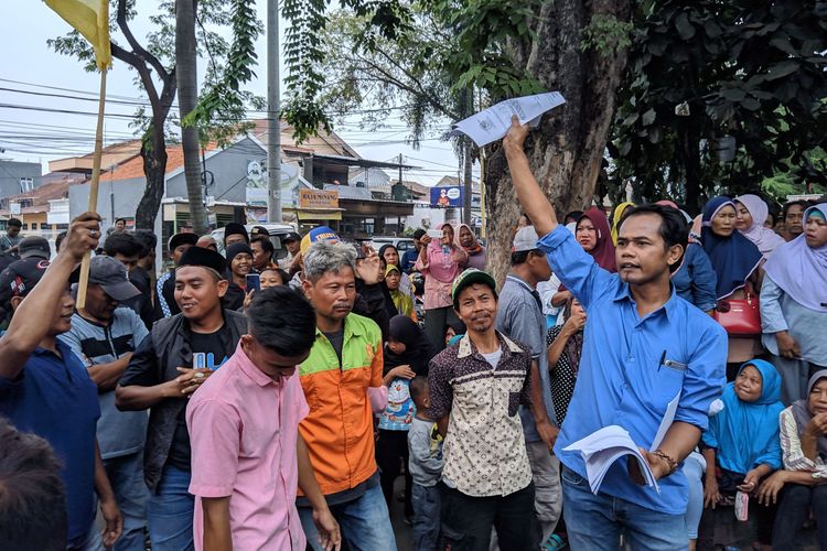 Warga Rawajati melakukan aksi demonstrasi di Pengadilan Negeri Tangerang menuntut pembayaran ganti rugi lahan Runway 3 Bandara Soekarno-Hatta, Senin (16/12/2019)