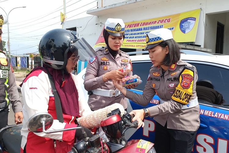 Bukan Ditilang, Pengendara Tertib di Garut Dapat Oleh-oleh Kerupuk hingga Helm Gratis