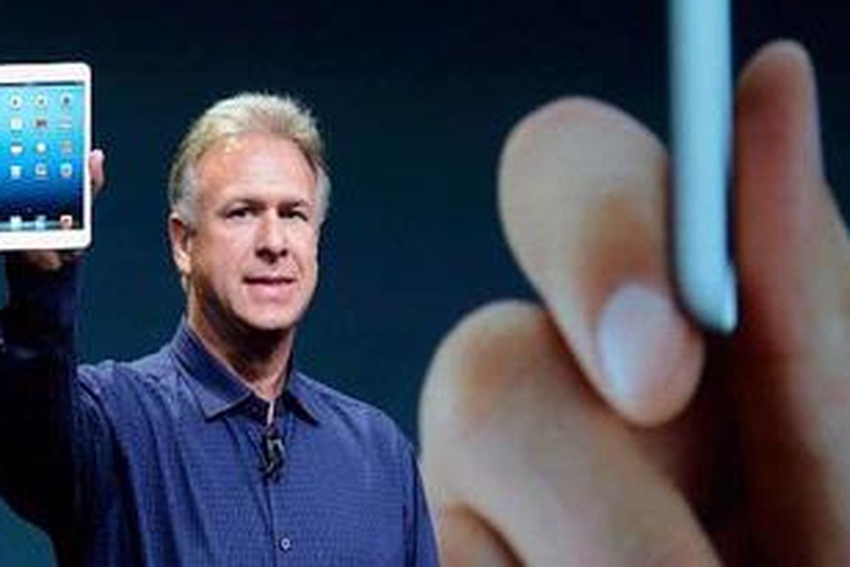Phil Schiller, wakil presiden divisi marketing produk Apple memamerkan iPad mini pada tanggal 23 Oktober 2012 di San Jose, California, AS.
