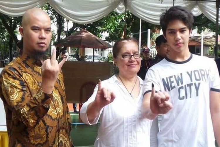 Ahmad Dhani beserta ibu dan anaknya menunjukkan tinta tanda telah menggunakan hak pilih di TPS 24, Pondok Pinang, Jakarta Selatan, Rabu (15/2/2017). 