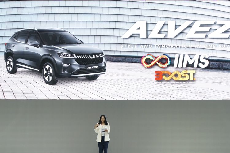 Dian Asmahani, Brand & Marketing Director Wuling Motors saat persentasi produk Wuling Alvez yang meluncur di IIMS 2023.
