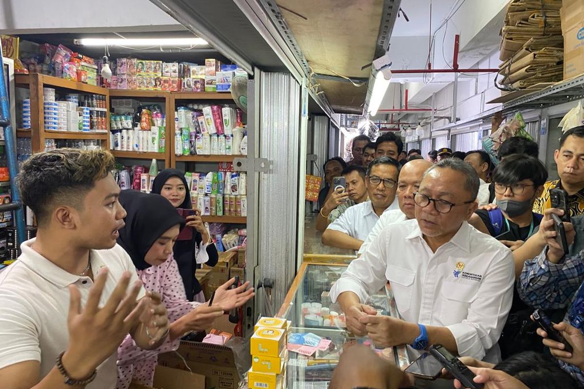 Menteri Perdagangan Zulkifli Hasan mendatangi Pasar Asemka, Tamansari, Jakarta Barat, Jumat (29/9/2023). 