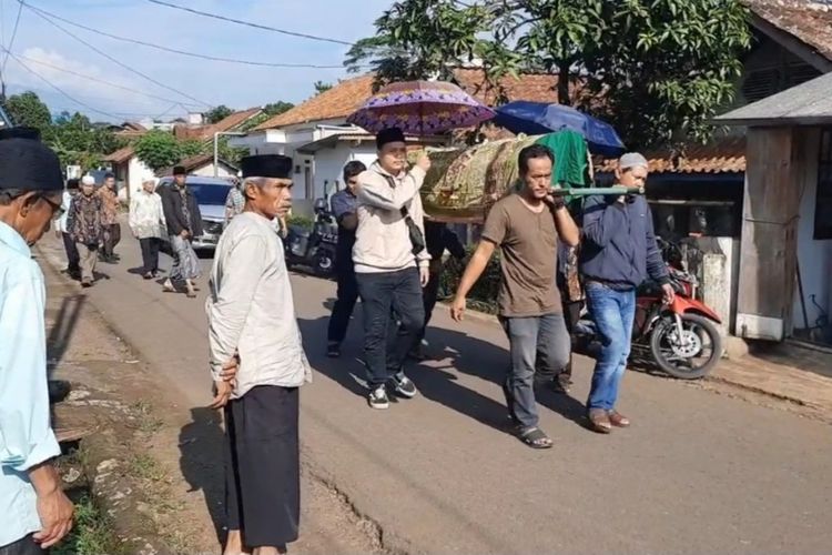 Jenazah Amran Rahmansyah (38), petugas KPPS di TPS 01 Desa Cipondok, Kecamatan Sukaresik, Kabupaten Tasikmalaya, Jawa Barat, yang meninggal saat penghitungan suara di TPS dibawa untuk dimakamkan, Kamis (15/2/2024).