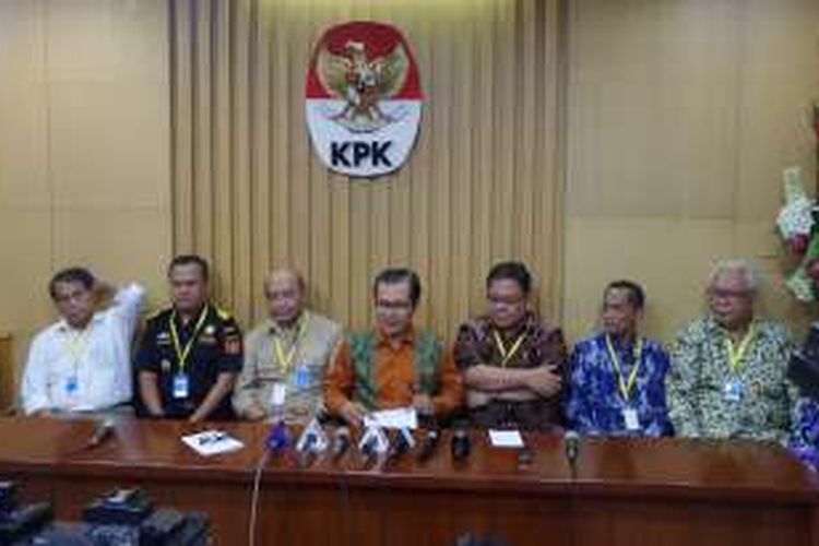 Wakil Ketua KPK Alexander Marwata (tengah), dalam jumpa pers di Gedung KPK, Jakarta, Selasa (9/8/2016).