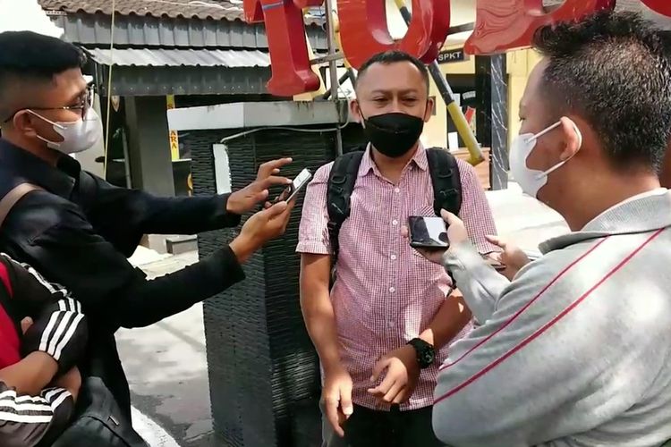 Salah satu korban dugaan penipuan calon pekerja migran Indoneisia, di kawasan Polres Tulungagung, Rabu (16/02/2022).