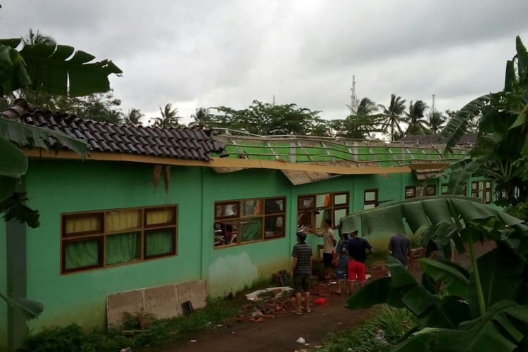 Angin kencang‎ memporak-porandakan bangunan SMK Fadlun Nafis, Bangsri, Kabupaten Jepara, Jawa Tengah, Senin (22/1/2018) pagi. 