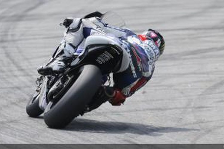 Pebalap Yamaha Factory Racing asal Spanyol Jorge Lorenzo memacu motornya di Sirkuit Sepang, Malaysia pada hari terakhir uji coba pramusim kedua MotoGP 2014, Jumat (28/2/2014).