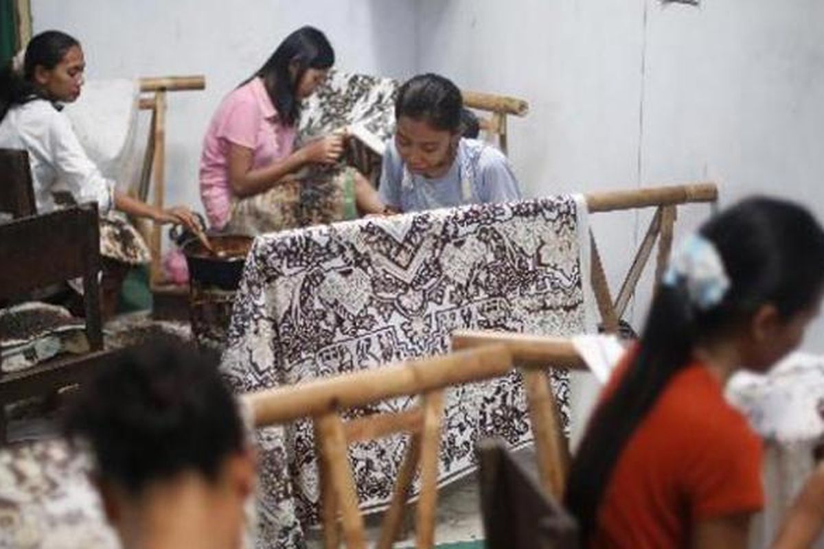 Perajin batik tulis di sanggar batik Katura, Desa Trusmi, Kecamatan Plered, Kabupaten Cirebon, Jawa Barat, Rabu (25/9/2013). Lama pembuatan batik sekitar 100 hari dengan harga jual batik tulis halus berkisar Rp 3 juta hingga Rp 15 juta.  