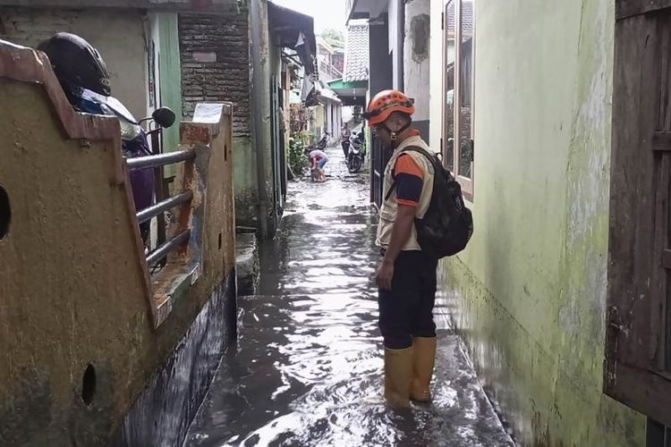 Foto arsip. Personel BPBD Kota Malang pada saat melakukan asesmen pada salah satu titik banjir yang disebabkan hujan dengan intensitas tinggi di wilayah Kota Malang, Jawa Timur, Jumat (24/3/2023).