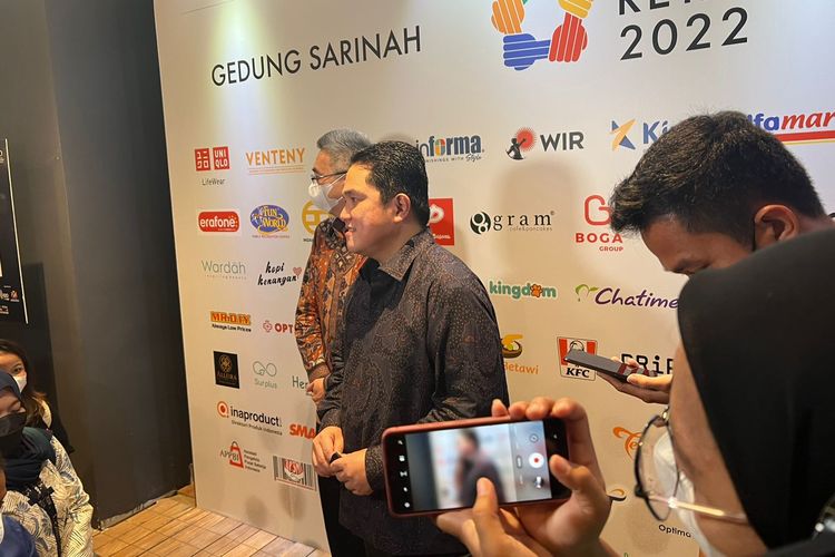 Menteri BUMN Erick Thohir saat konferensi pers usai memberikan sambutan pada acara Indonesia Retail Summit 2022, Hari Belanja Diskon Indonesia dan Hari Retail Modern Indonesia 2022, Senin (15/8/2022).
