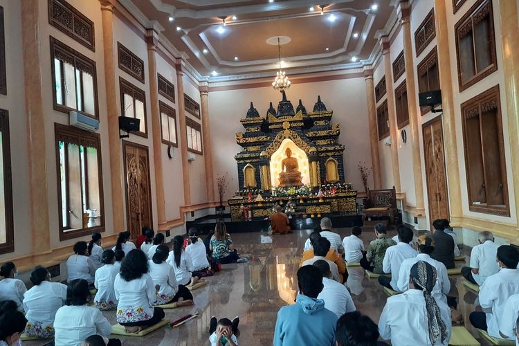 Perayaan Jelang Hari Raya Waisak di Vihara Ratanavana Arama, Kecamatan Lasem, Kabupaten Rembang, Minggu (15/5/2022)