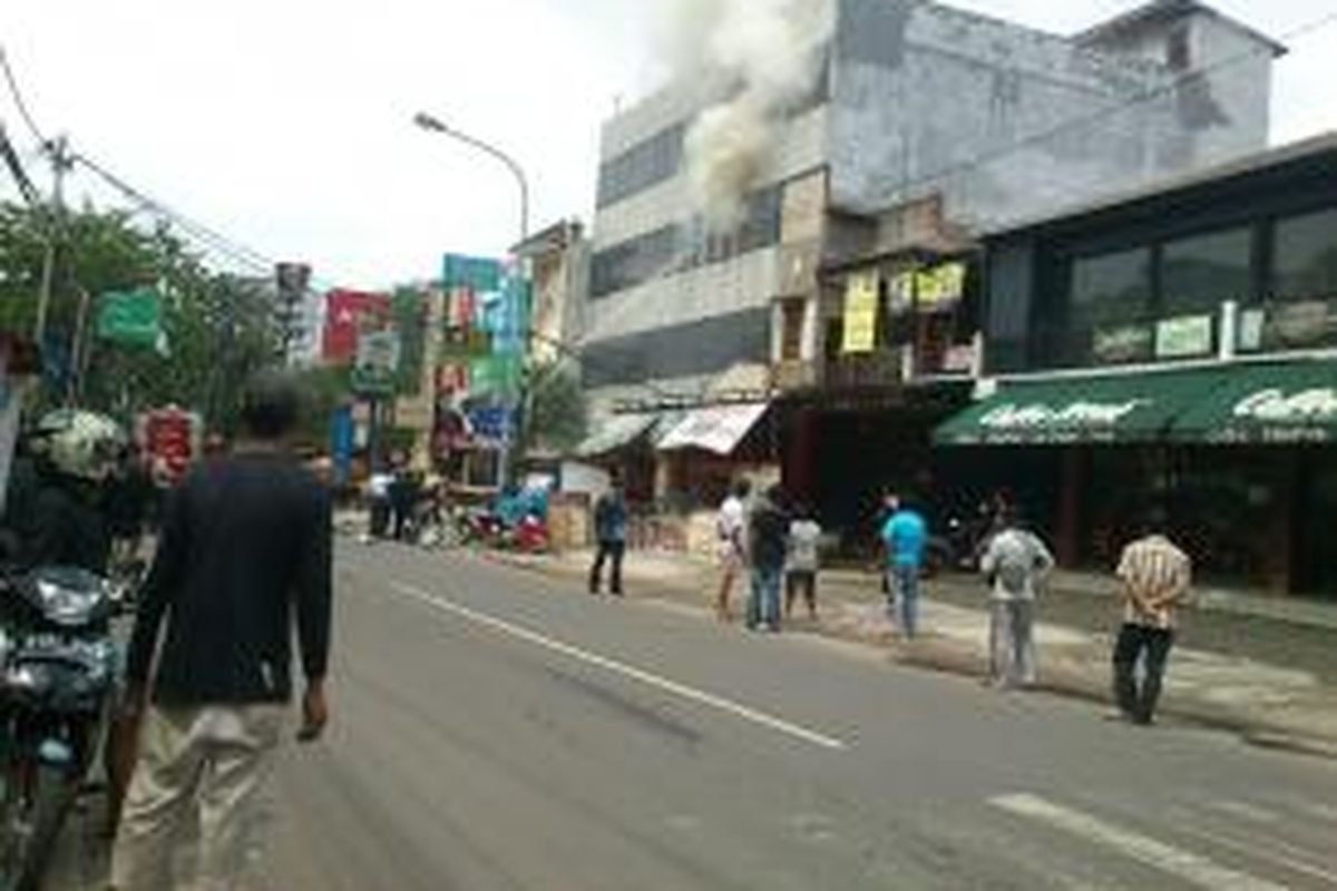 Gedung yang menjadi kantor BCA di Jl Taman Solo, Cempaka Putih, Jakarta Pusat, mengeluarkan asap dari lantai atas, Minggu (14/7/2013). Foto diambil dari akun twitter TMC Polda Metro Jaya yang meretweet informasi dari @Irwan_Jazzy.