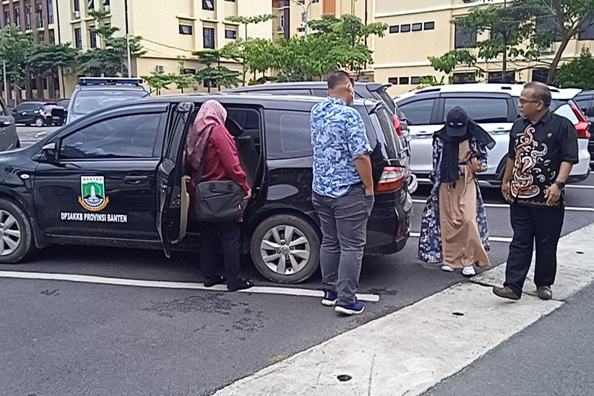 AS (14) warga Kota Serang yang menjadi korban pemerkosaan di Lampung saat tiba di Mapolda Lampung untuk melaporkan peristiwa itu, Kamis (23/2/2023).