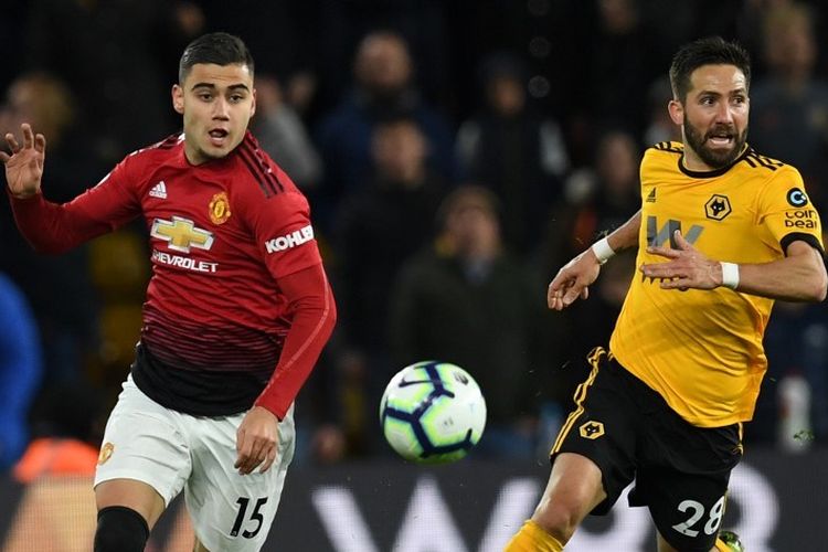 Gelandang Manchester United, Andreas Pereira (kiri) mengejar bola dengan gelandang Wolverhampton Wanderers, Joao Moutinho (kanan) selama pertandingan sepak bola Liga Primer Inggris antara Wolverhampton Wanderers dan Manchester United di stadion Molineux di Wolverhampton, Inggris tengah pada April 2, 2019