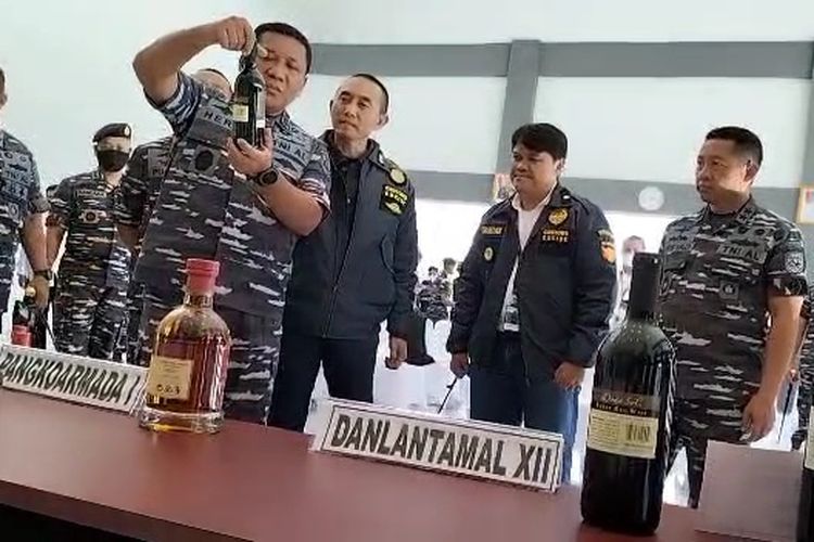 Prajurit TNI Angkatan Laut bersama Bea Cukai menggagalkan upaya penyelundupan belasan ribu botol minuman keras (miras) yang diangkut menggunakan 2 mobil truk dan 1 kontainer melalui perbatasan Indonesia-Malaysia di Kalimantan Barat (Kalbar). 