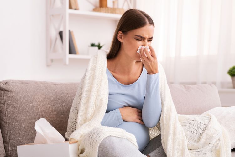 Flu atau batuk saat hamil dapat diatasi dengan beberapa obat alami, seperti kumur air garam dan mengkonsumsi bawang putih, jahe, dan sup ayam. 