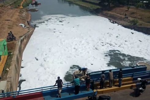 Busa Putih Tutupi Permukaan Air di BKT Cakung