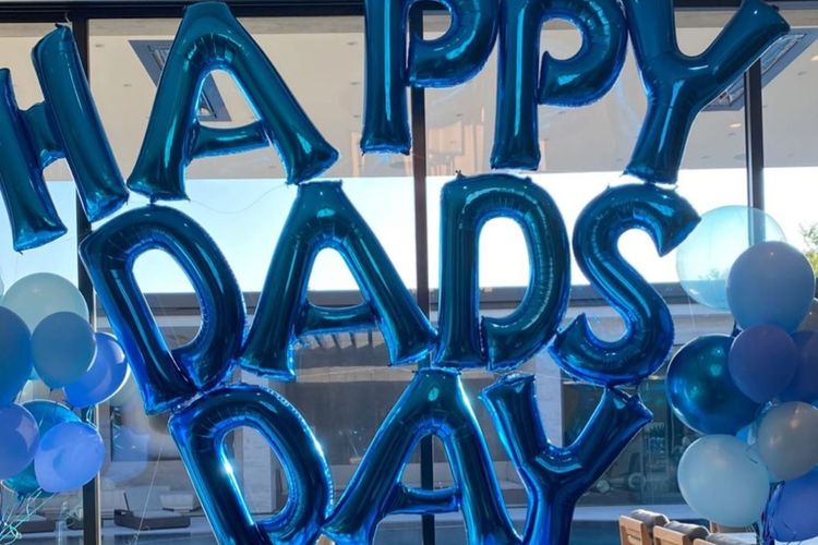 Kylie Jenner menghiasi rumahnya di Calabasas, California, AS, dengan banyak bunga dan balon untuk merayakan Hari Ayah bagi Travis Scott.