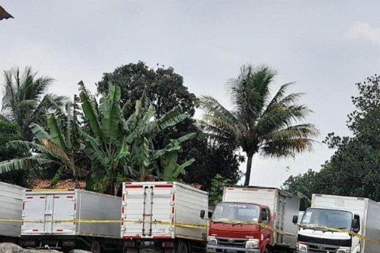 Lokasi penimbunan solar subsidi di Jalan Raya Kranggan, Kabupaten Bogor disegel polisi, Rabu (26/1/2022).