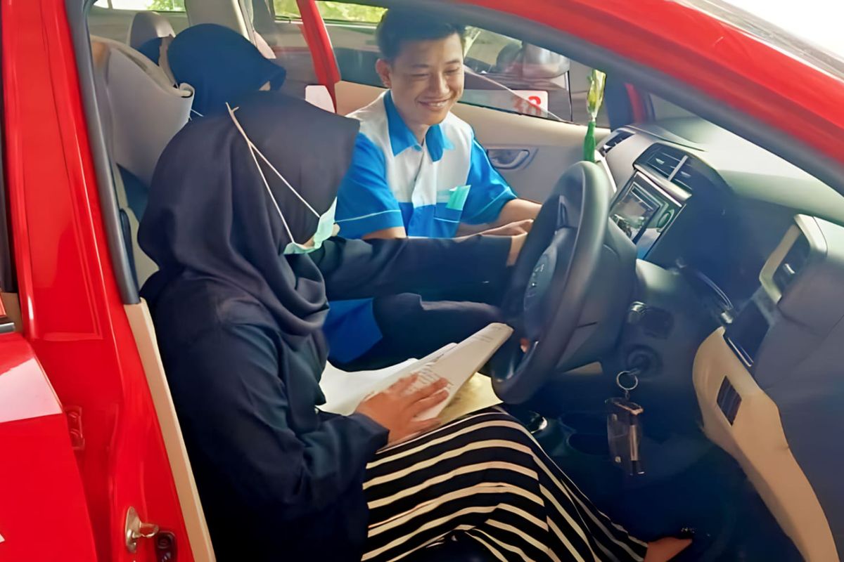Ilustrasi belajar mengemudi mobil.