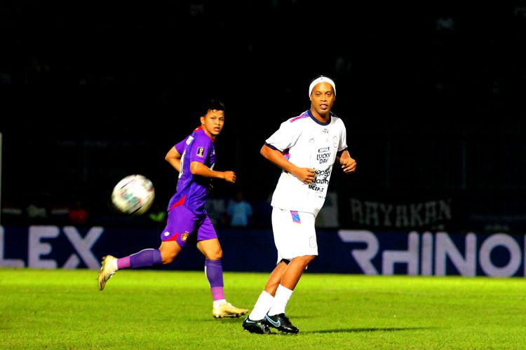 Legenda sepak bola Ronaldinho saat pertandingan Trofeo Meet The Star melawan Persik Kediri di Stadion Kanjuruhan Kepanjen, Kabupaten Malang, Minggu (26/6/2022) malam.