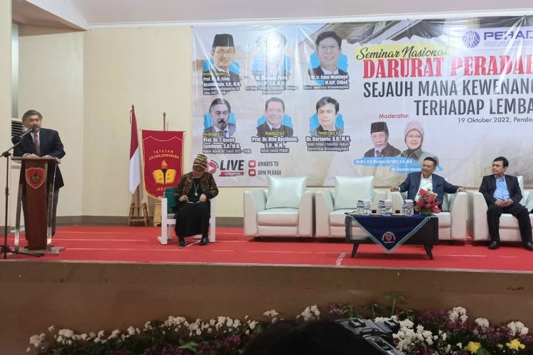 Prof. Gayus (kiri) saat memberikan pemaparan dalam Seminar Nasional Darurat Peradaban Hukum yang digelar Unkris bekerja sama dengan Perhimpunan Advokat Indonesia (Peradi), pada Rabu (19/10/2022).