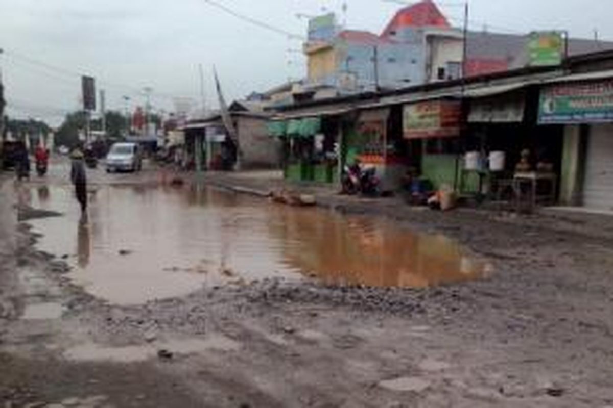 Kondisi Jalan Raya Pejuang, Bekasi yang rusak hingga menyerupai kolam ikan.
