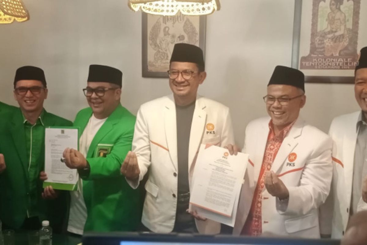 Helmi Budiman dan Yudi Nugraha menunjukan Surat Keputusan DPP PKS dan PPP yang merekomendasikan mereka untuk berpasangan pada Pilkada Garut 2024 dalam acara pembacaan SK rekomendasi yang digelar Kamis (15/08/2024) pagi di sebuah cafe di kawasan Garut Kota