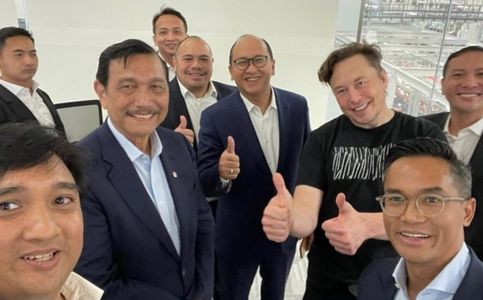 Indonesian Chief Minister Meets Elon Musk at Tesla Headquarters in Texas
