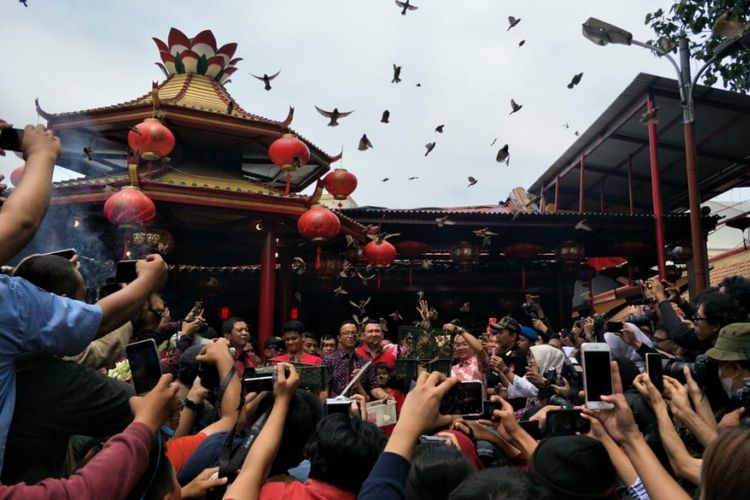 Gubernur DKI Jakarta Anies Baswedan melepaskan burung pipit saat mengunjungi Vihara Dharma Bhakti di Jalan Kemenangan III, Petak Sembilan, Glodok, Jakarta Barat, pada tahun baru Imlek, Selasa (5/2/2019).