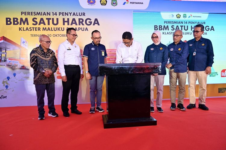 Wakil Menteri ESDM Yuliot melakukan penandatanganan prasasti Peresmian 14 Penyalur BBM Satu Harga Klaster Maluku dan Papua di Halaman Kantor Fuel Terminal Ternate, Maluku Utara, Rabu (30/10/2024).  Dalam kegiatan ini, Yuliot didampingi Direktur Utama Pertamina Patra Niaga Riva Siahaan, Kepala BPH Migas Erika Retnowati, Pejabat Sekretaris Daerah Provinsi Maluku Utara Abubakar Abdullah, serta Komite BPH Migas.