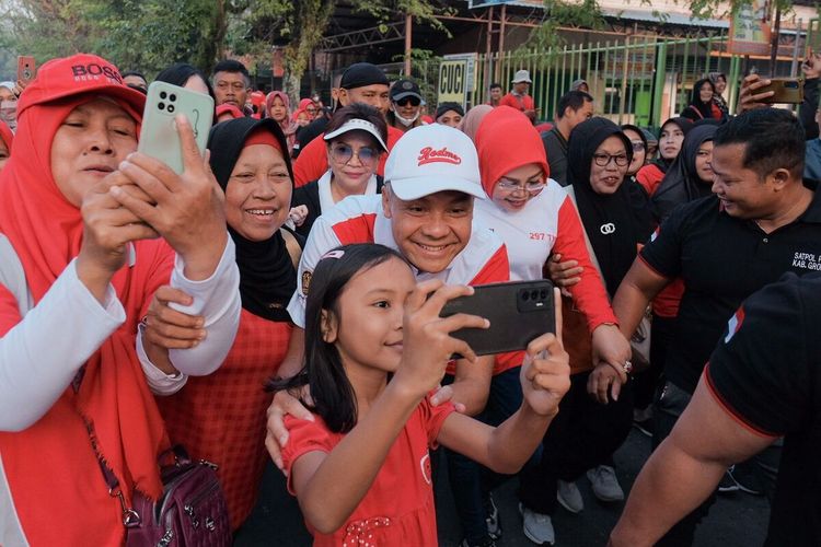 Gubernur Jawa Tengah Ganjar Pranowo ikut memeriahkan acara jalan sehat dengan peserta puluhan ribu warga di perkotaan Purwodadi, Kabupaten Grobogan, Jateng, Jumat (16/6/2023). Kegiatan itu digelar untuk memeringati Hari Lahir Pancasila sekaligus Hari Jadi ke-297 Kabupaten Grobogan.