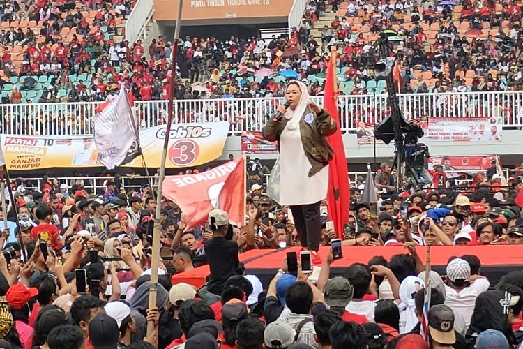 Dewan Penasihat TPN Ganjar-Mahfud, Yenny Wahid saat berorasi di atas panggung Hajatan Rakyat Ganjar-Mahfud, Stadion Pakansari, Cibinong, Bogor, Jumat (9/2/2024).